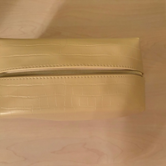 Sale Special New Cream Tote and matching Cosmetic Case Bundle - Picture 2 of 5